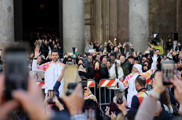 米兰-科尔蒂纳冬奥会火炬完成意大利境内第30站传递